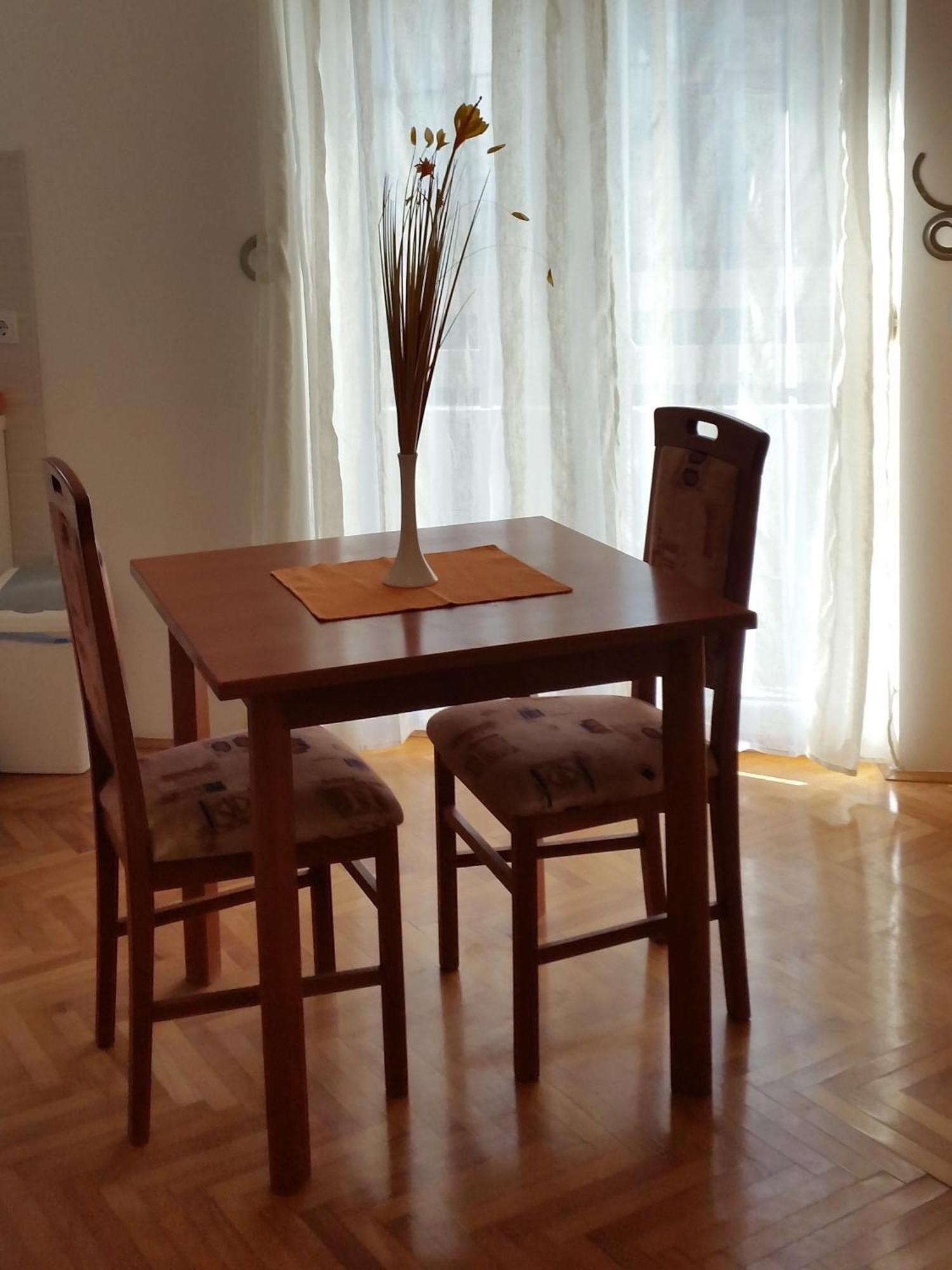 Three Roses Apartment Split Room photo