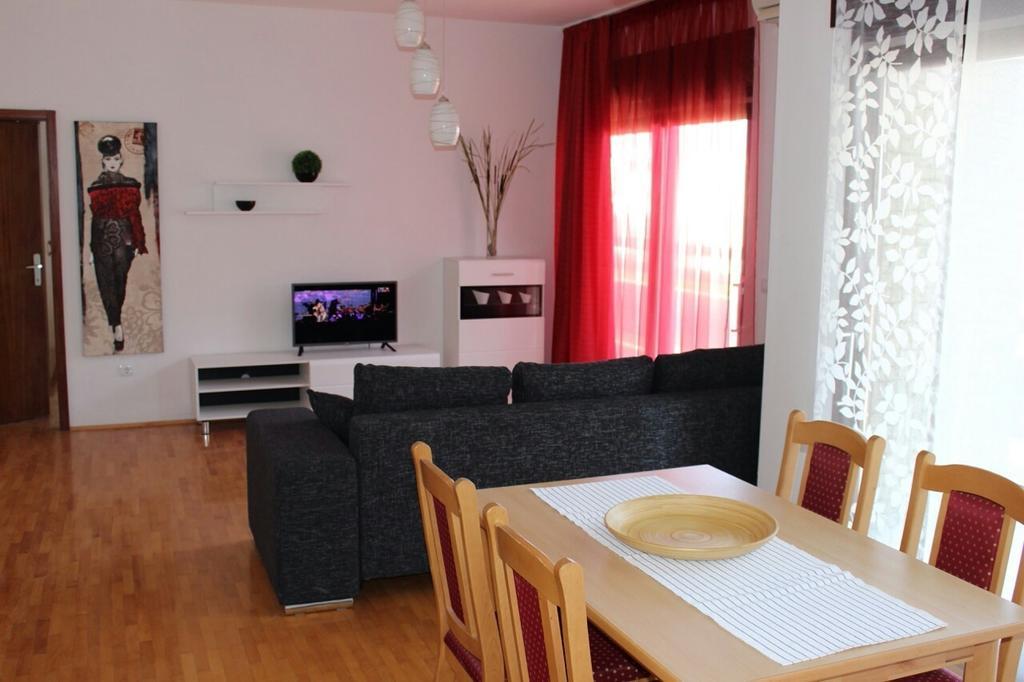 Three Roses Apartment Split Room photo