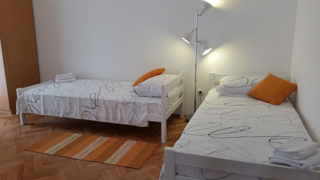 Three Roses Apartment Split Room photo